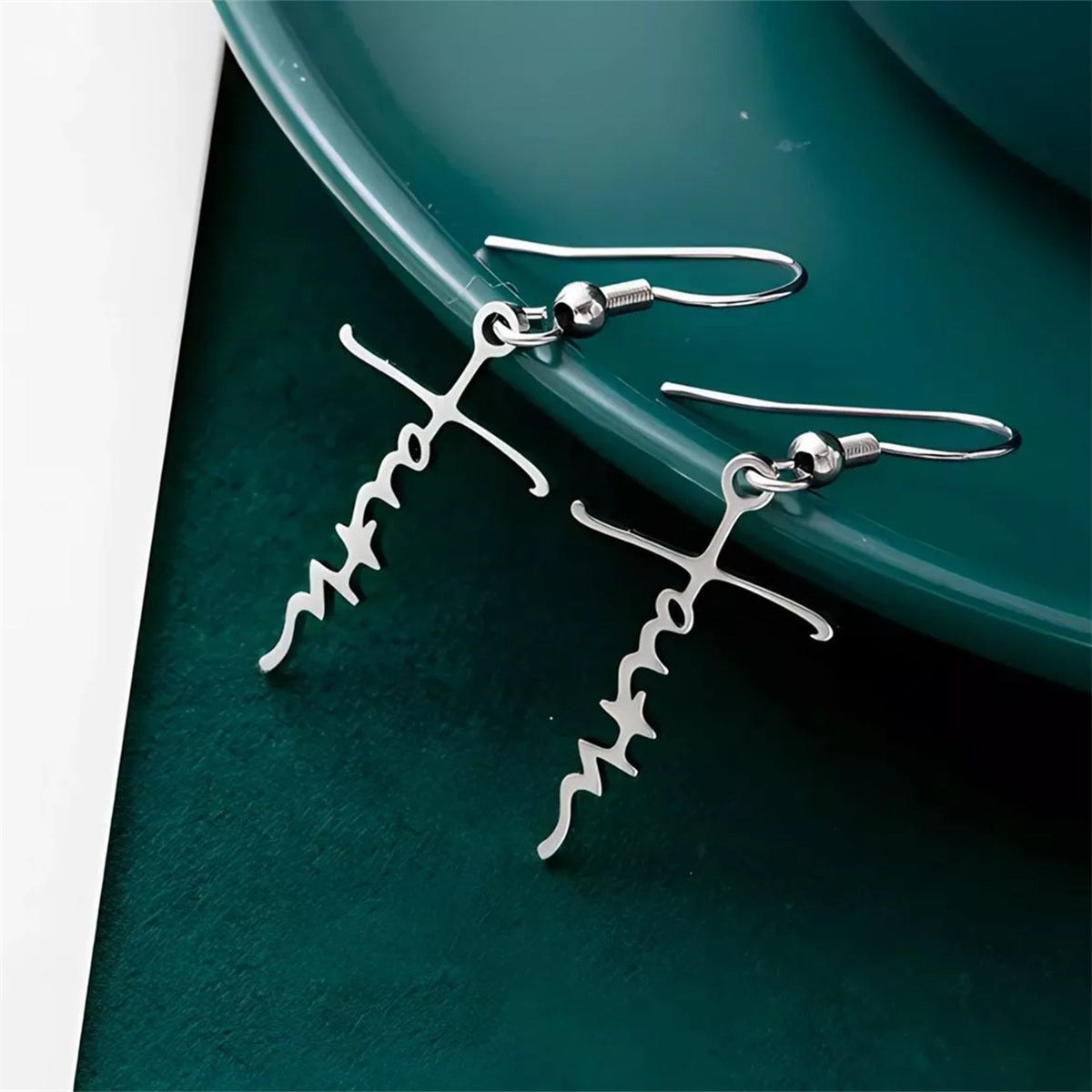 Orecchini da donna minimalisti e moderni in acciaio inossidabile a forma di croce con finitura placcata
