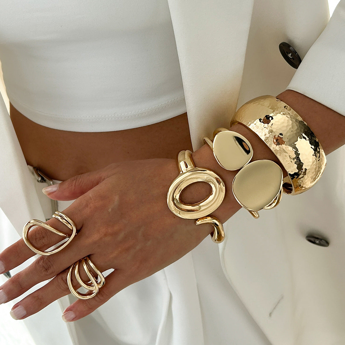Pulsera Minimalista de Aleación Texturizada Martillada Líquida con Cierre de Resorte y Diseño Circular Asimétrico