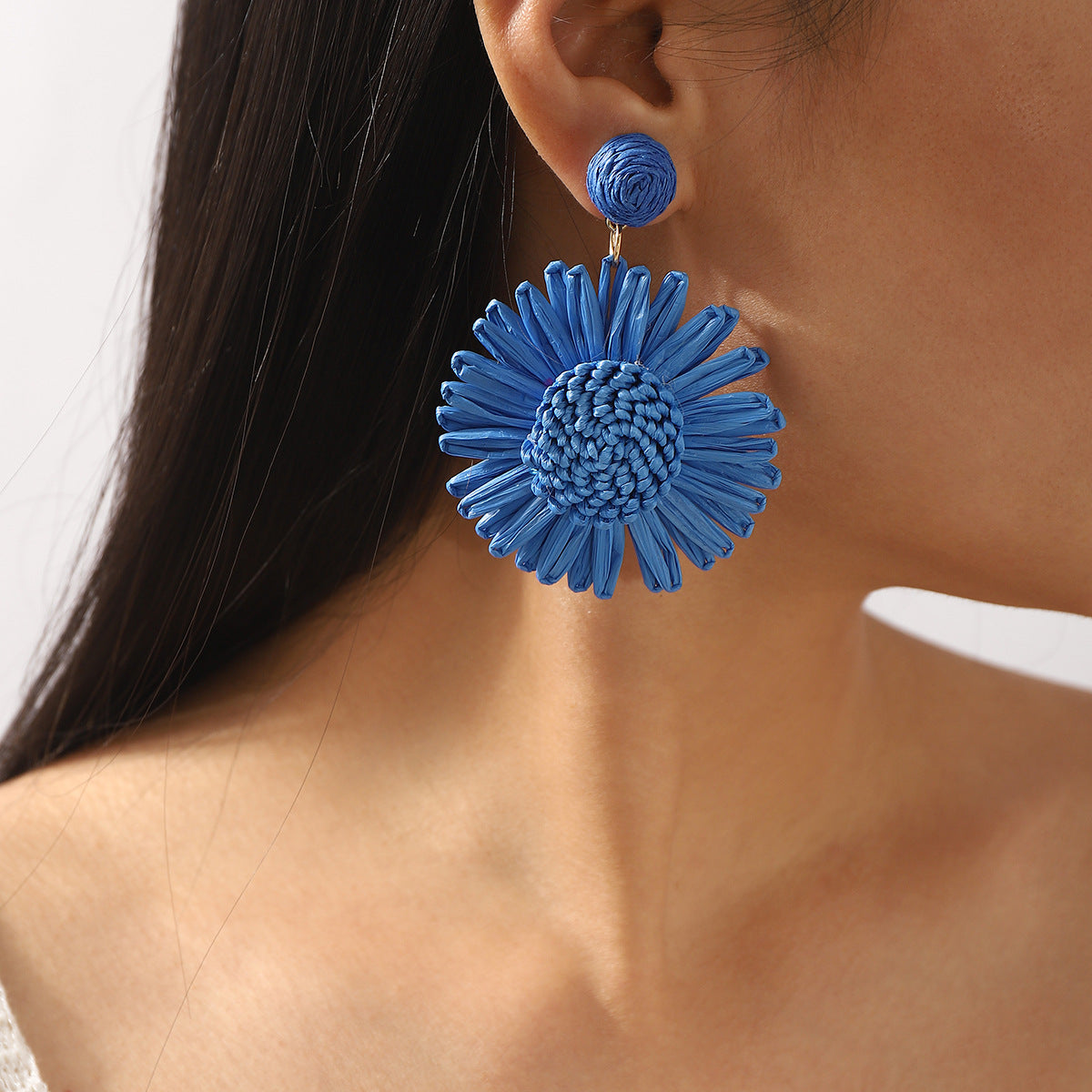 Orecchini Bohémien Girasole da Donna con Base in Lega e Dettagli in Rafia, Design Floreale Artigianale, Stile Fresco e Dolce