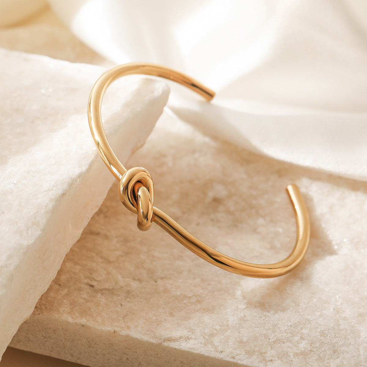 Bracciale regolabile minimalista alla moda a forma di nodo a cuore in acciaio inossidabile placcato oro 18 carati