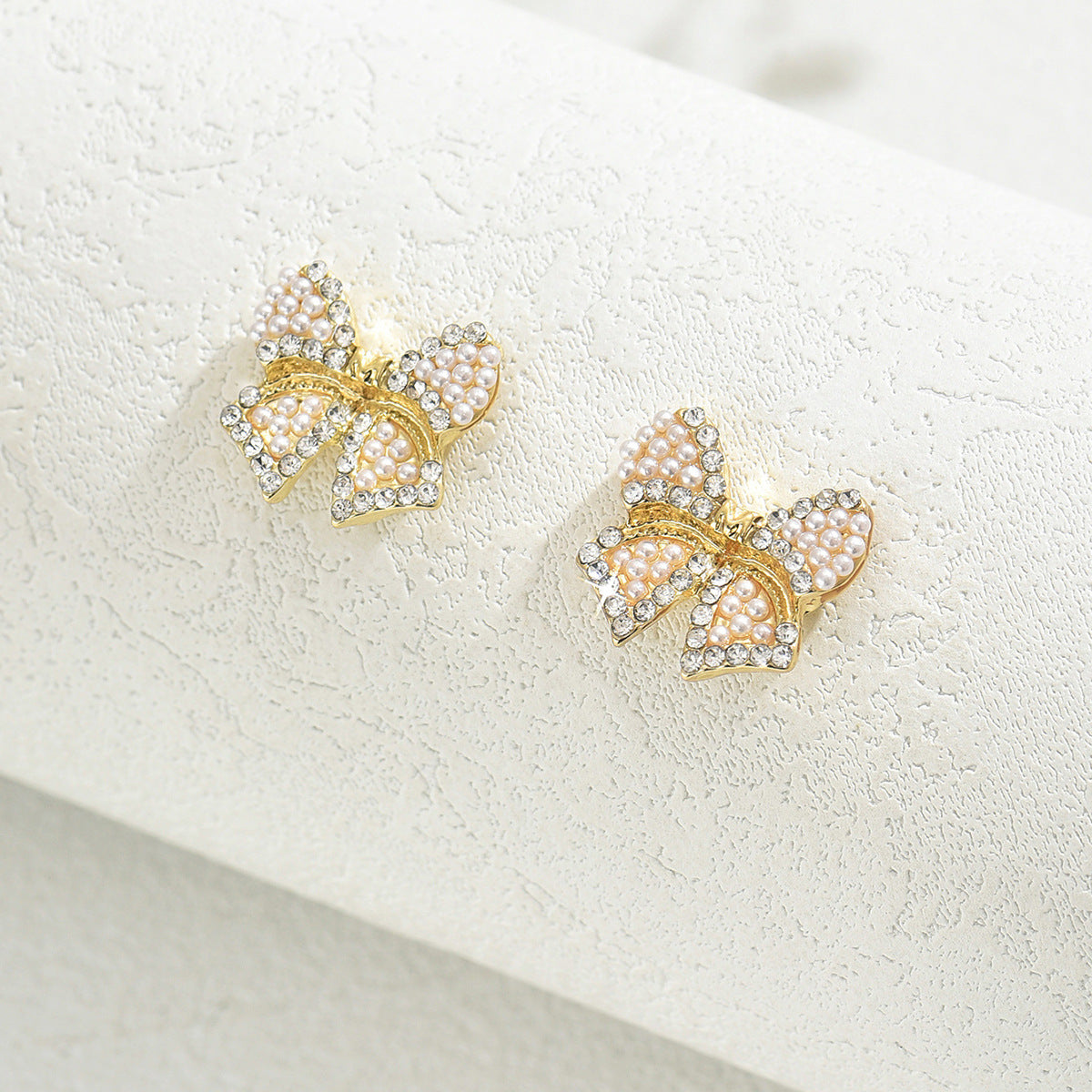 Pendientes de aleación con forma de lazo minimalistas con incrustaciones de perlas para mujer, joyería de moda para orejas Primavera Verano 2024