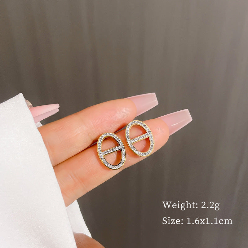 Pendientes de tuerca minimalistas geométricos de acero titanio con incrustaciones de diamantes de imitación para mujer, joyería de oreja de moda en tonos fríos para fiestas