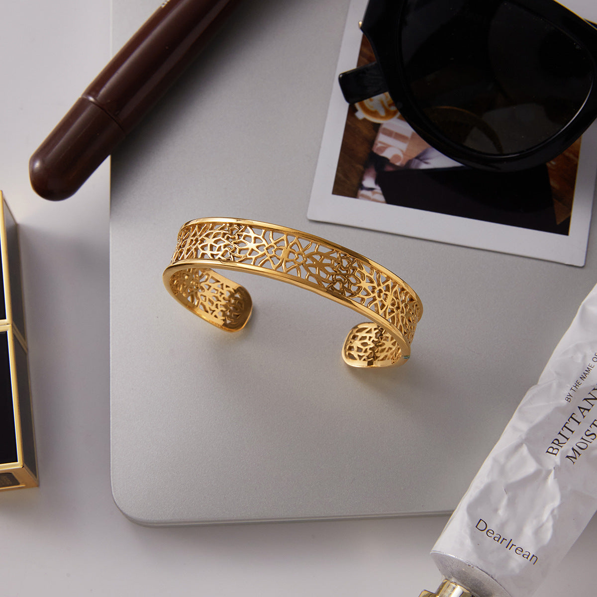 Pulsera Brazalete Abierta Minimalista Vintage de Acero Titanio para Mujer con Acabado Chapado y Diseño Circular Geométrico