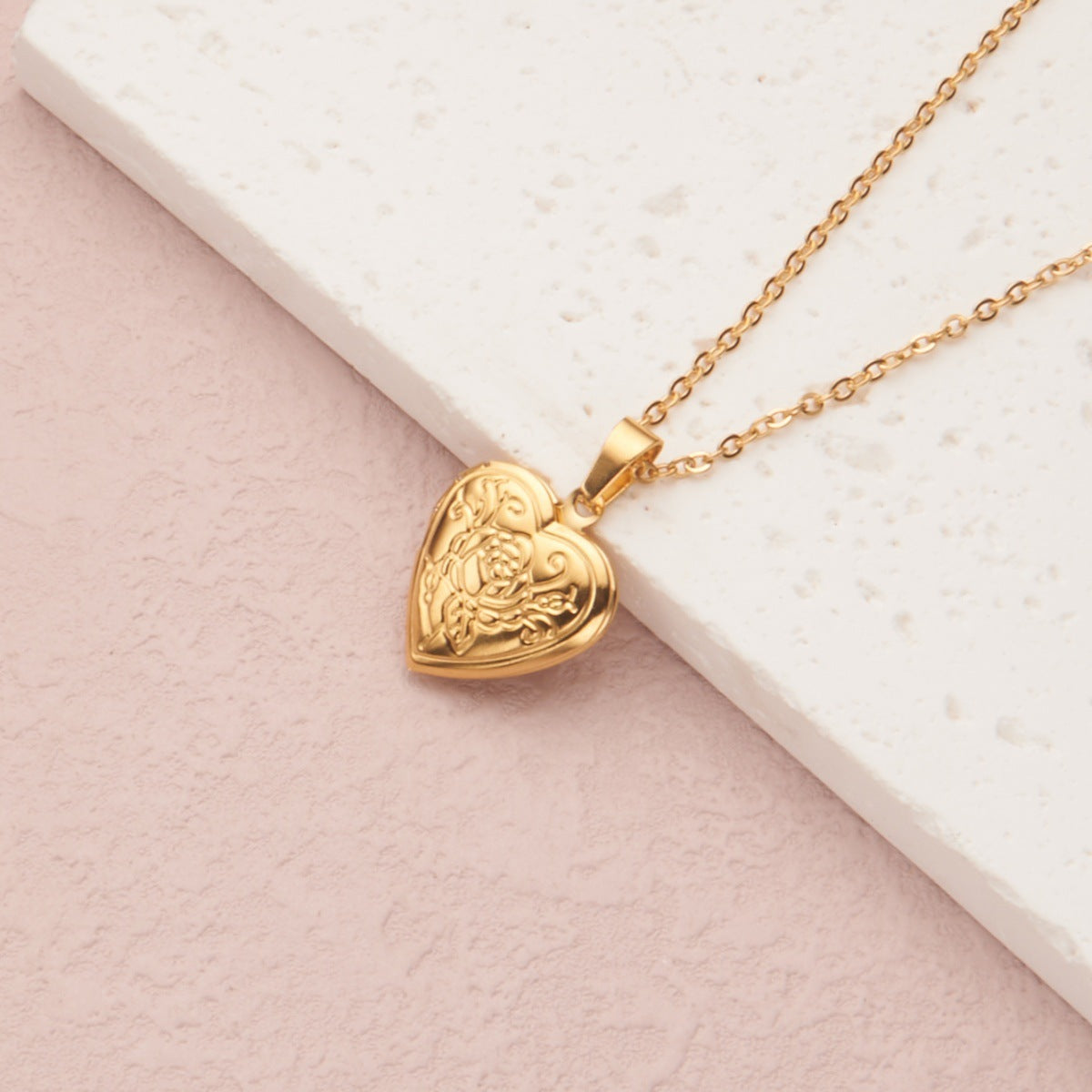 Collana con Pendente a Cuore Naturale e Fresco in Acciaio Inossidabile, con Design a Cornice Aperta a Rosa e Finitura Placcata in Oro o Argento