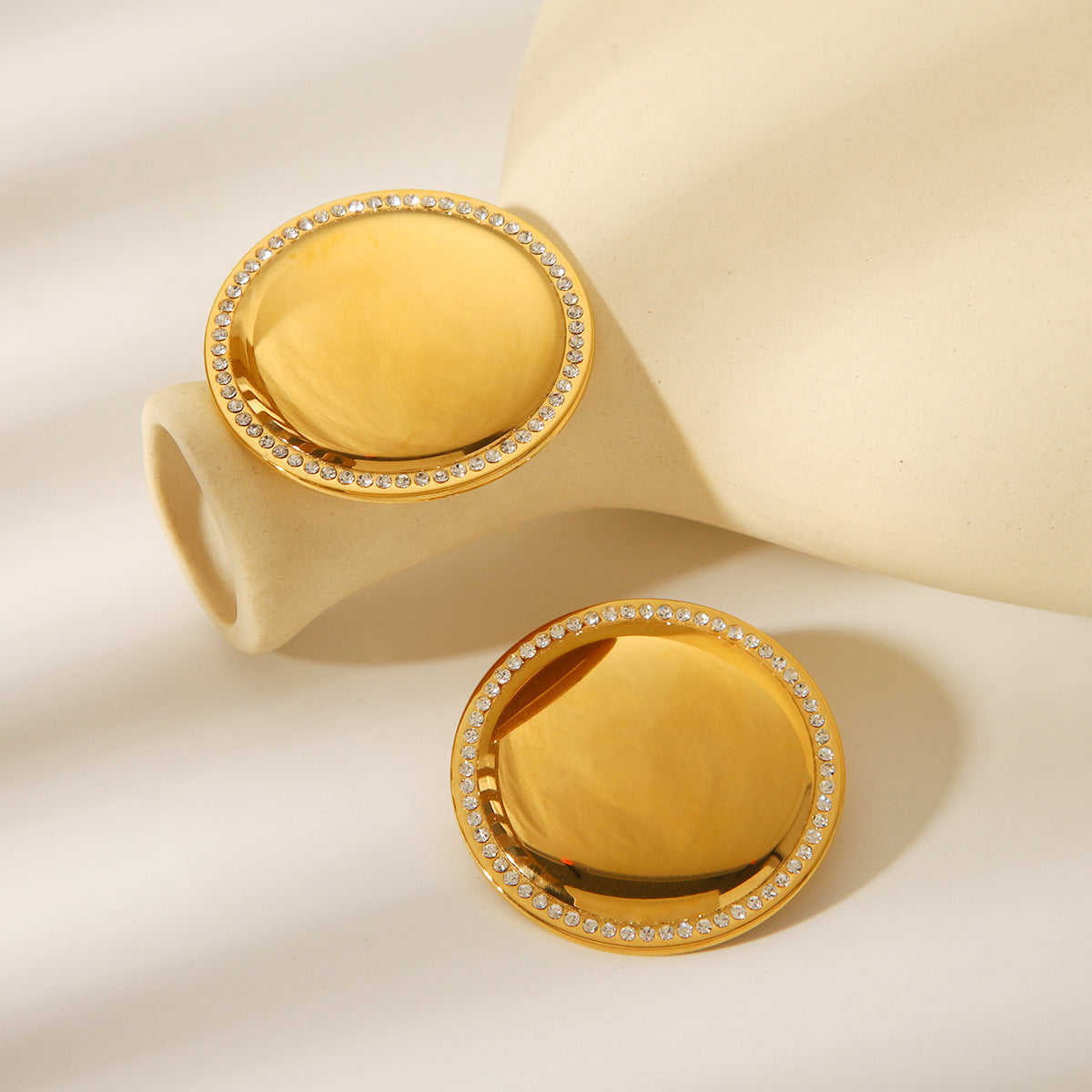 Orecchini a perno da donna minimalisti alla moda in acciaio inossidabile placcato oro 18 carati con strass rotondi geometrici