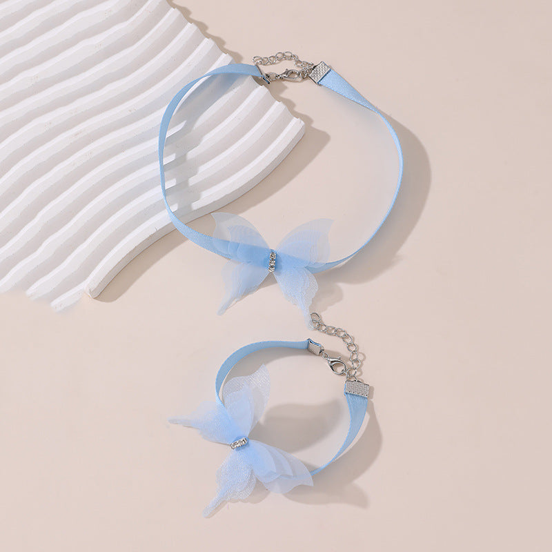 Collana Minimalista con Ciondolo a Farfalla per Bambine, Fascino a Farfalla e Fiocco in Resina su Catena di Perline con Finitura Smaltata, Lunghezza Regolabile