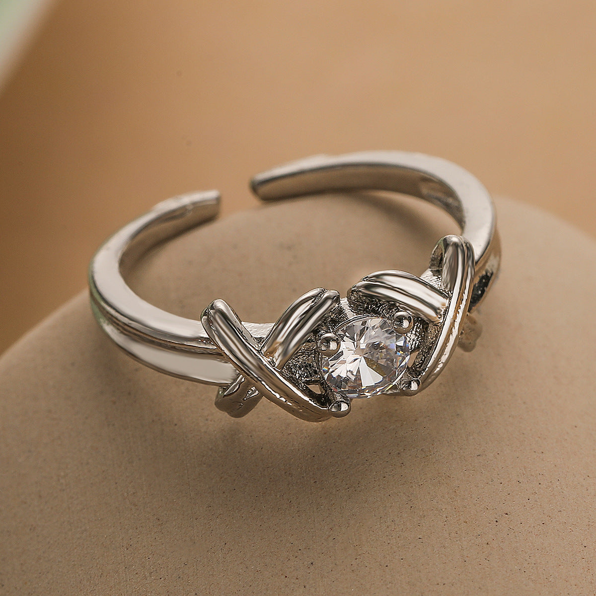 Anello regolabile geometrico minimalista in rame placcato oro autentico con intarsio di zirconi per donna