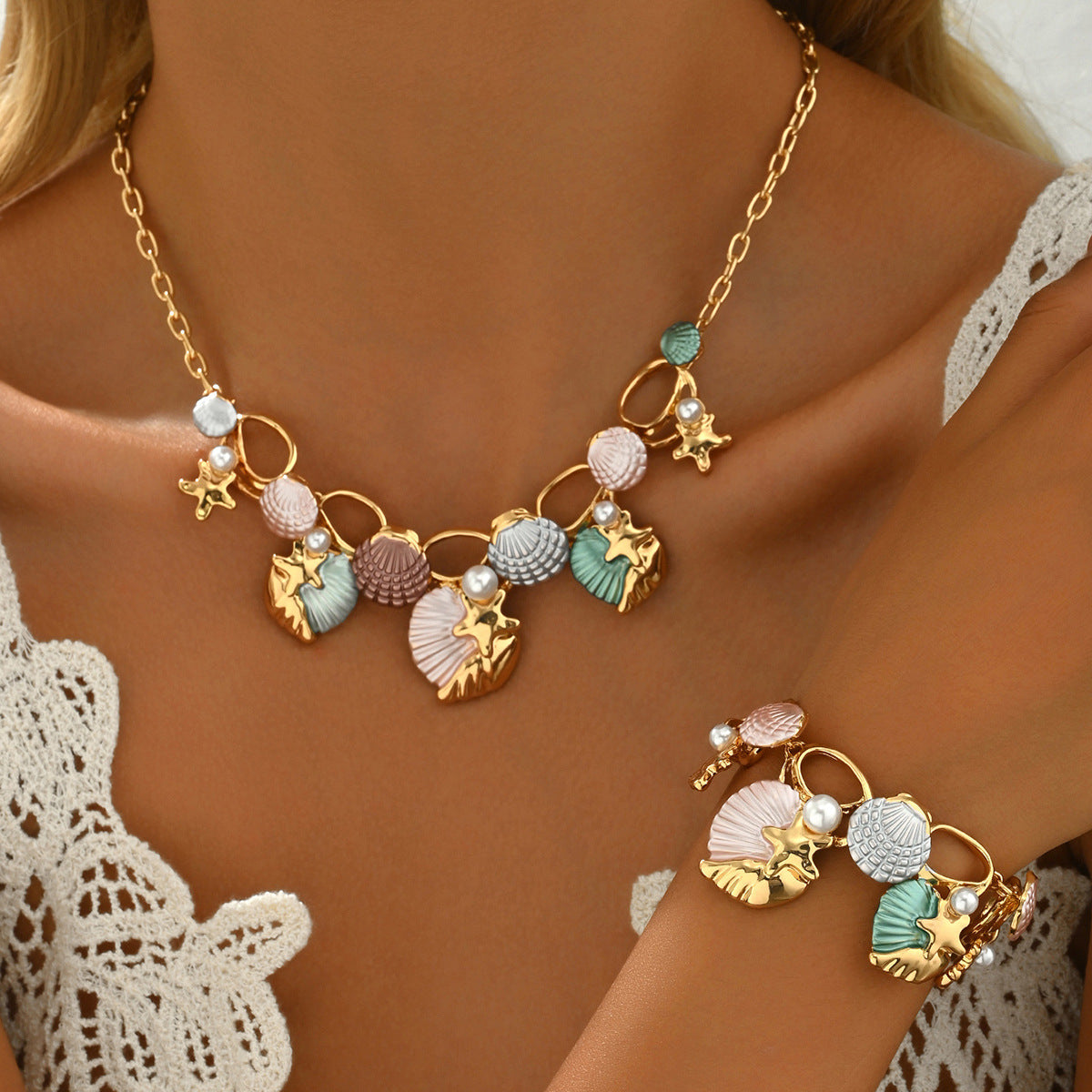 Set di collana con ciondolo a stella marina geometrica e conchiglia ispirato all'oceano con intarsio di perle da donna