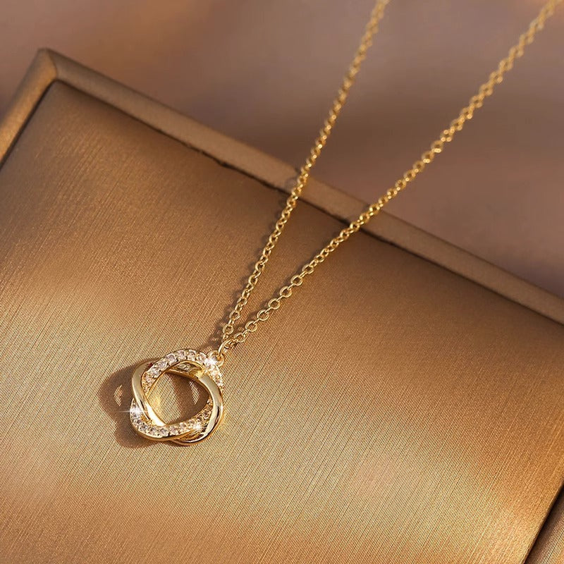 Collana Minimalista a Cerchio con Rosa Floreale per Donna in Acciaio al Titanio con Finitura Placcata