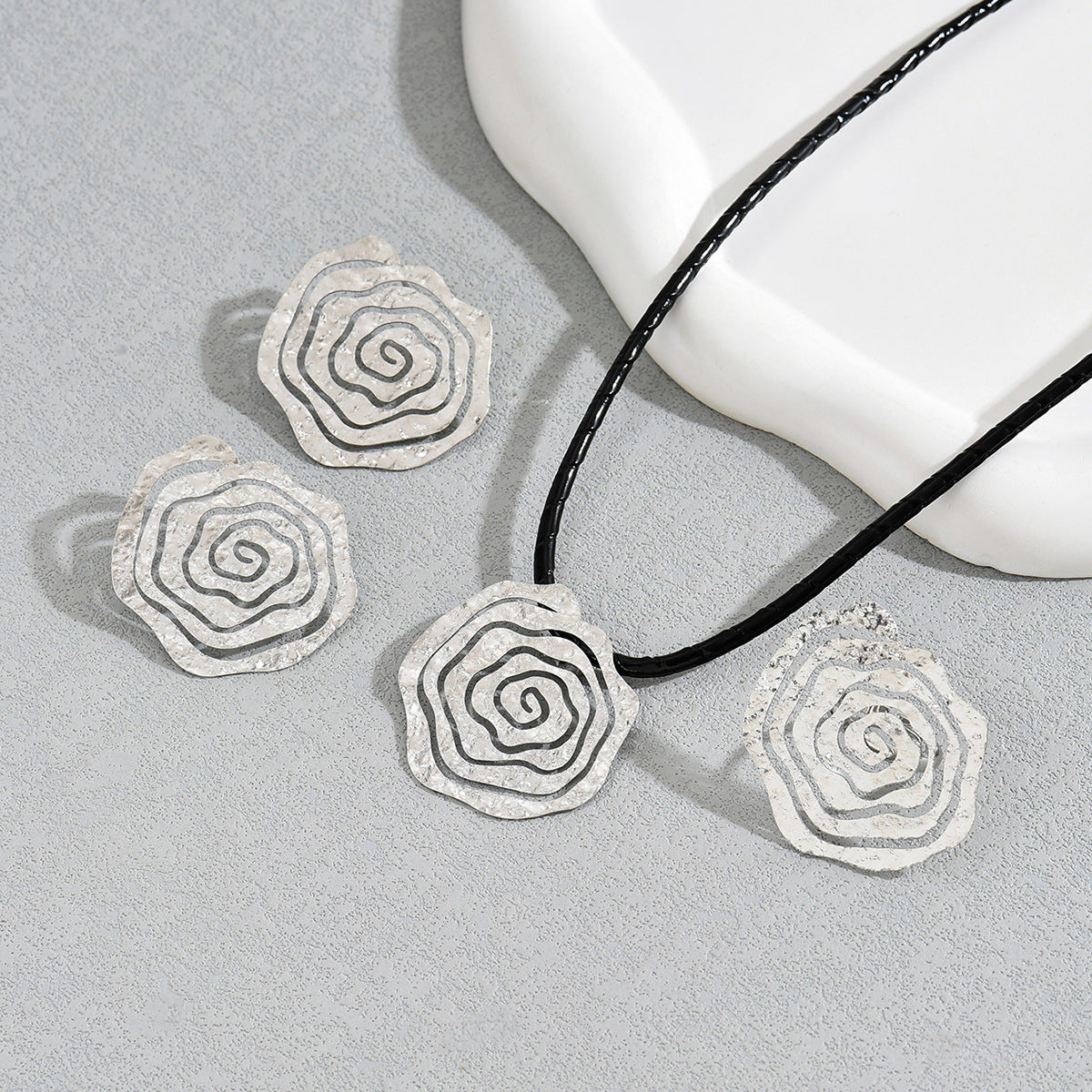 Conjunto de collar, pendientes y pulsera con diseño floral de rosas dulces y atrevidas de aleación para mujer