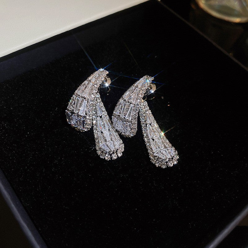 Orecchini pendenti con nappe geometriche minimaliste con intarsi di strass in rame placcato e perni in argento sterling 925 da donna