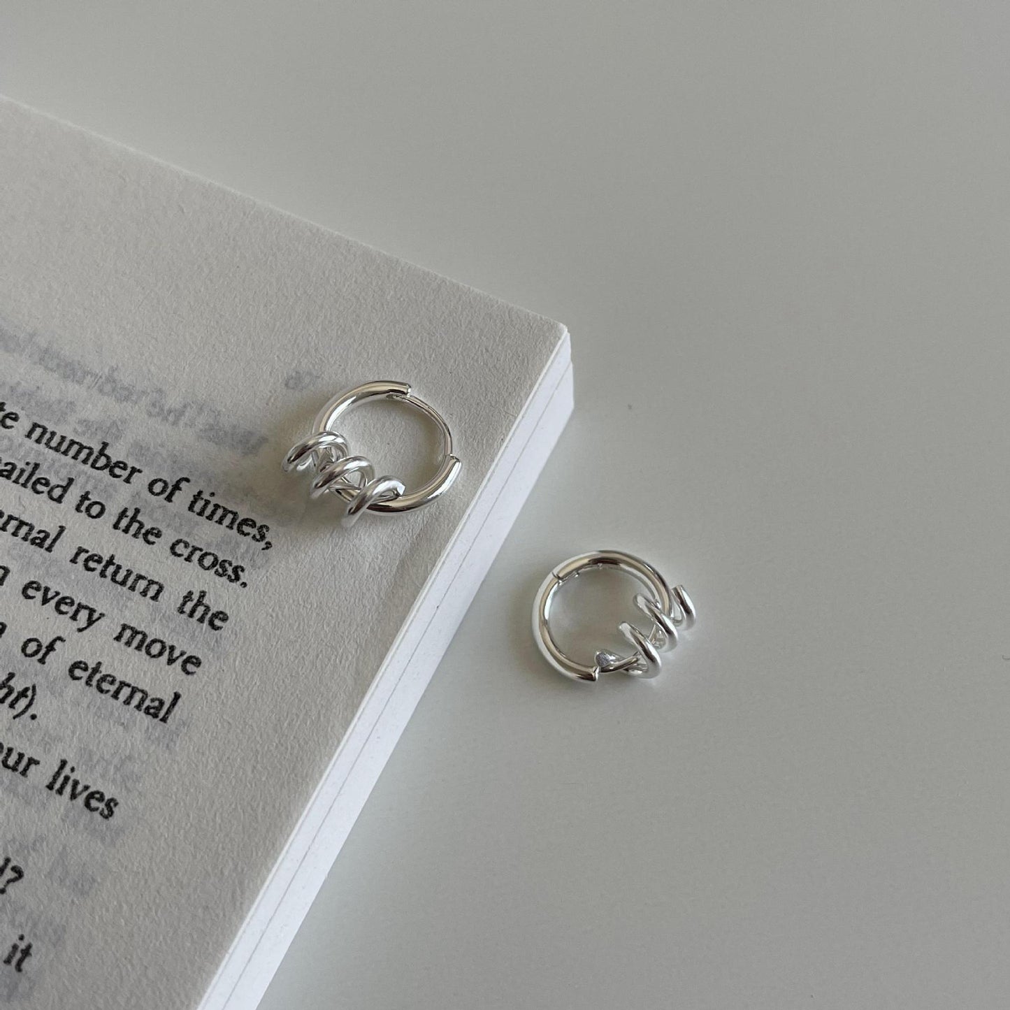 Minimalist Star-Shaped 925 Sterling Silver Hoop Earrings with Rotating Hinge and Spring Closure