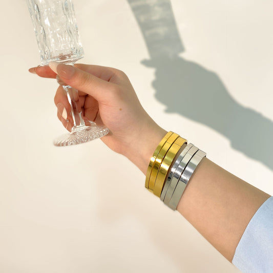 Pulsera minimalista cuadrada de acero inoxidable con baño de oro de 18 quilates para mujer