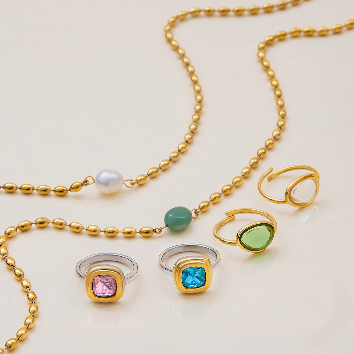 Collana minimalista da donna con ciondolo di perla, perle in acciaio al titanio e catena in acciaio inossidabile placcato oro