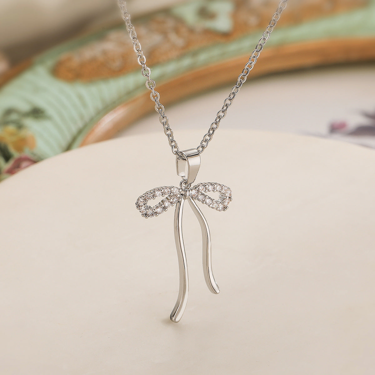 Collana pendente minimalista a forma di fiocco in rame con placcatura in oro vero e zirconi per donna