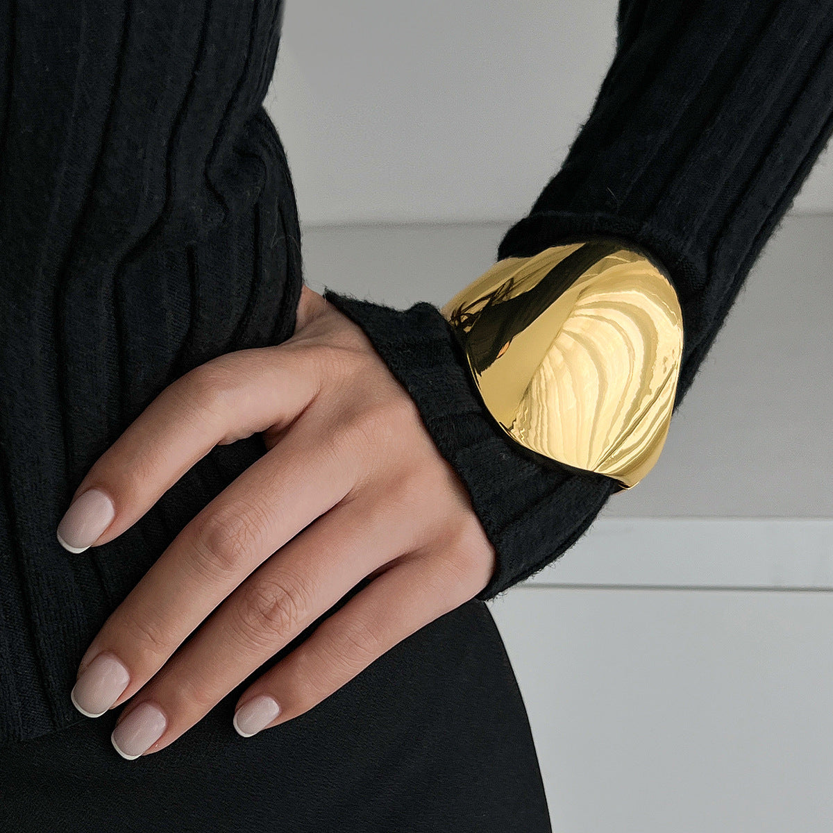 Pulsera de puño abierto geométrica exagerada de aleación con acabado chapado para moda urbana