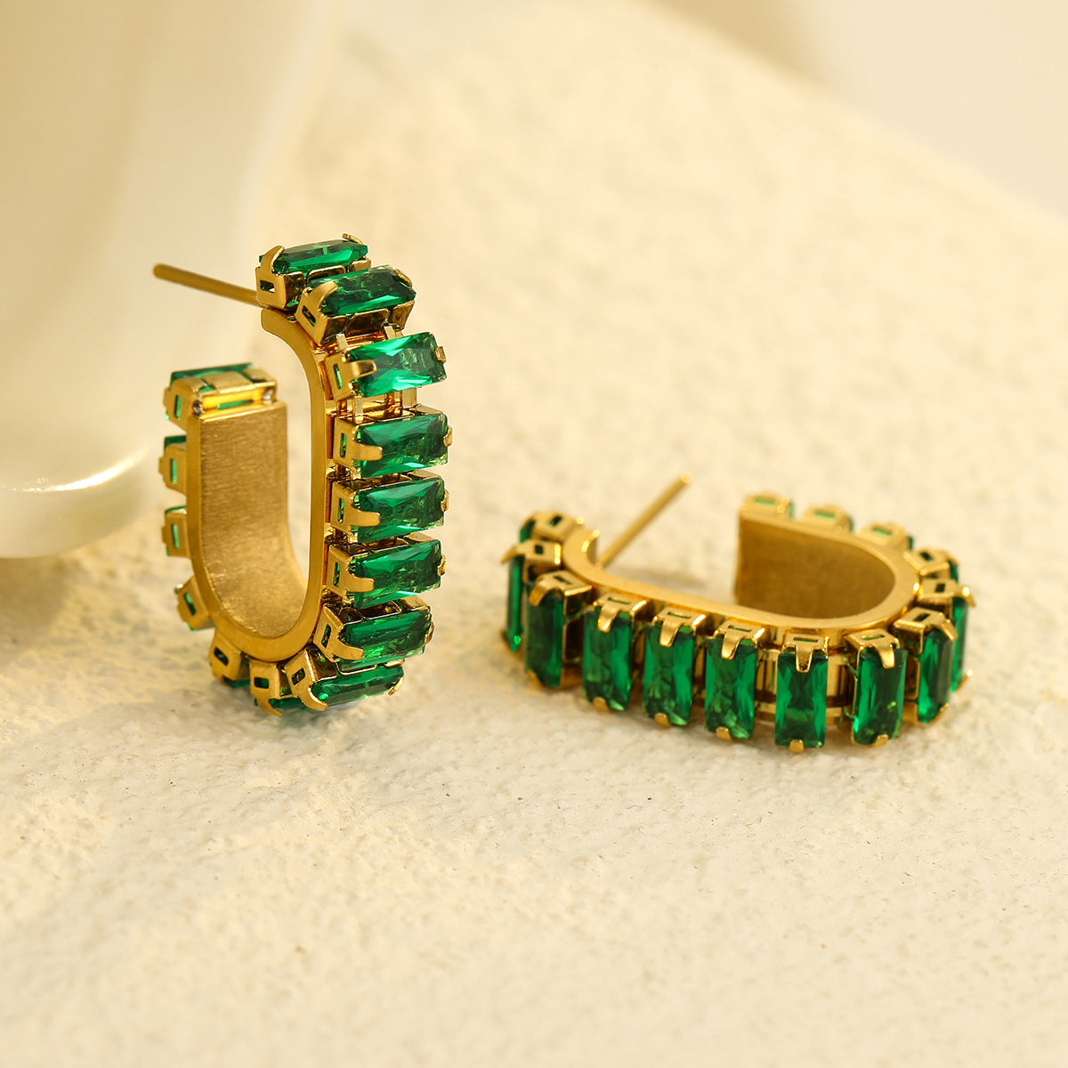 Aretes Minimalistas en Forma de U de Acero Inoxidable con Incrustaciones de Circones y Baño de Oro de 18K para Mujer