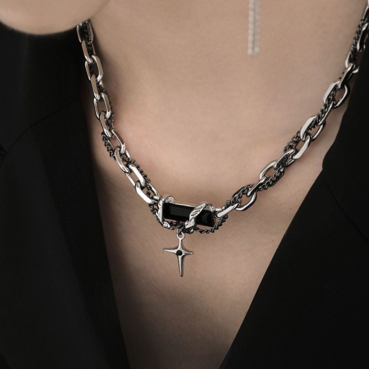 Collana a catena girocollo minimalista a forma di U in acciaio al titanio con finitura galvanica per uomo e donna, ispirata allo stile hip-hop