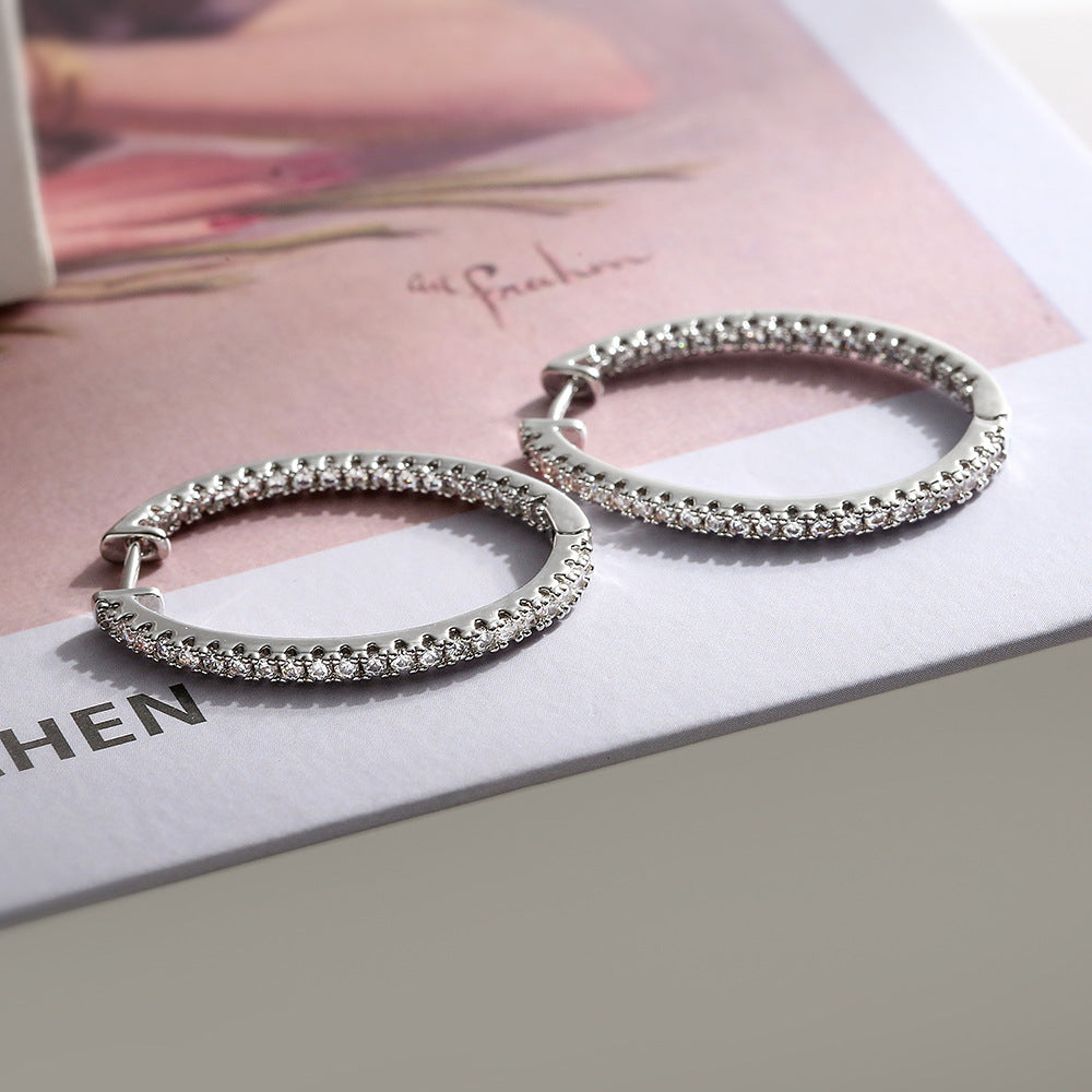 Orecchini a cerchio ovali minimalistici da donna in ottone con placcatura in oro vero e intarsio in zircone