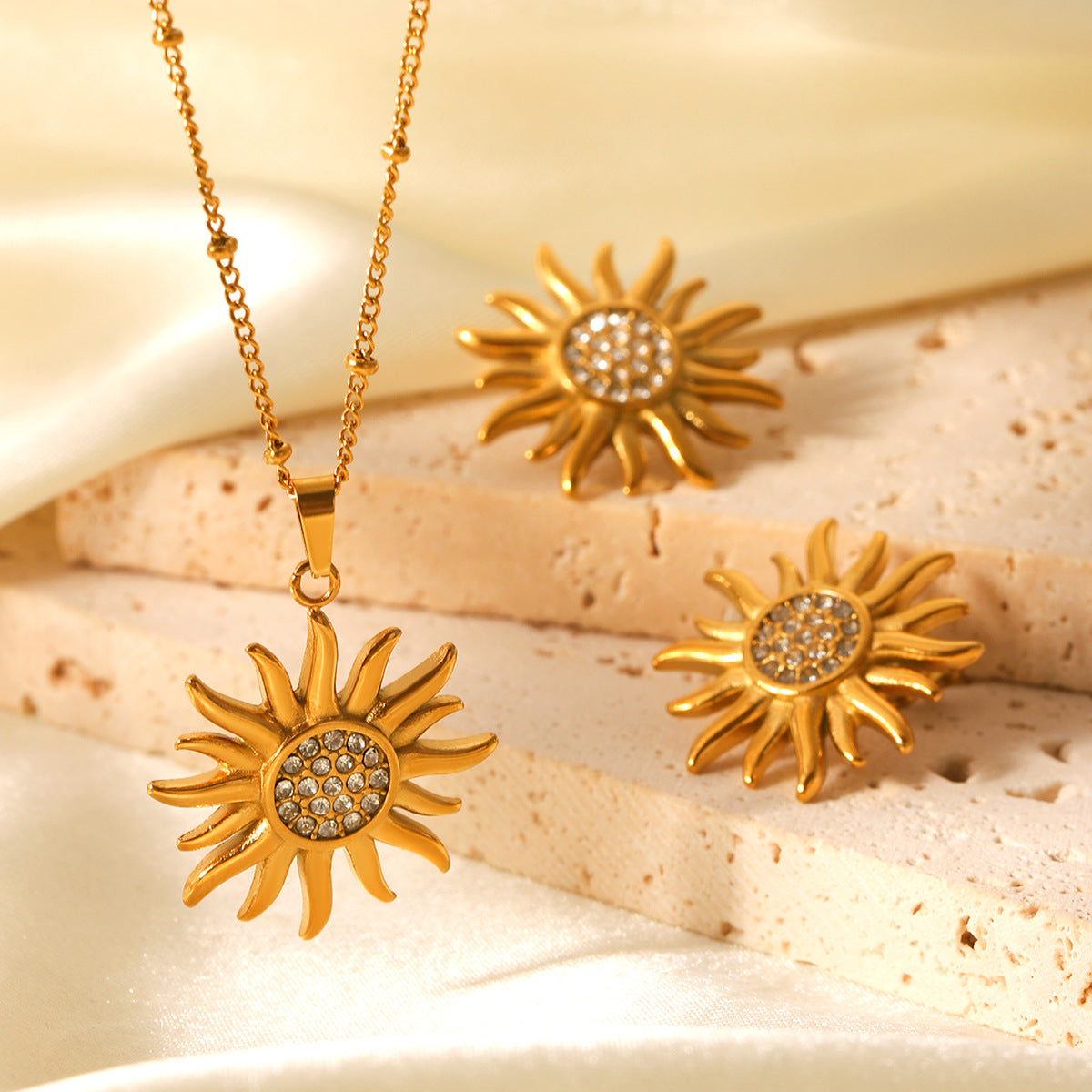 Collana con Ciondolo a Girasole in Acciaio Inossidabile Placcato Oro 18 carati Stile Instagram con Intarsio di Strass da Donna