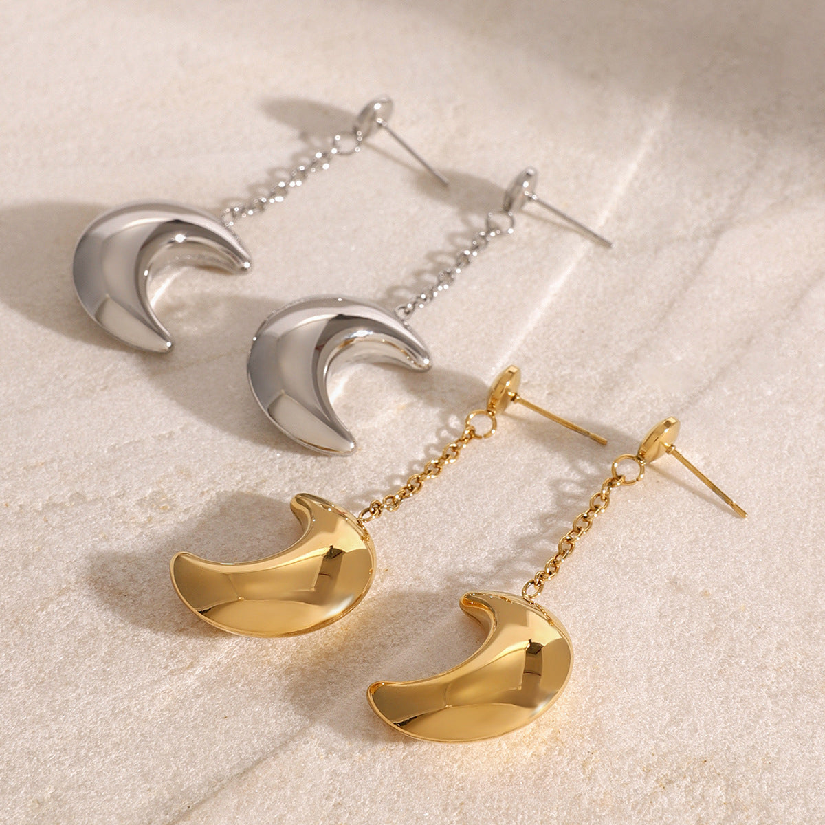 Eleganti orecchini geometrici in acciaio inossidabile a forma di luna con finitura in acciaio al titanio placcato per donna