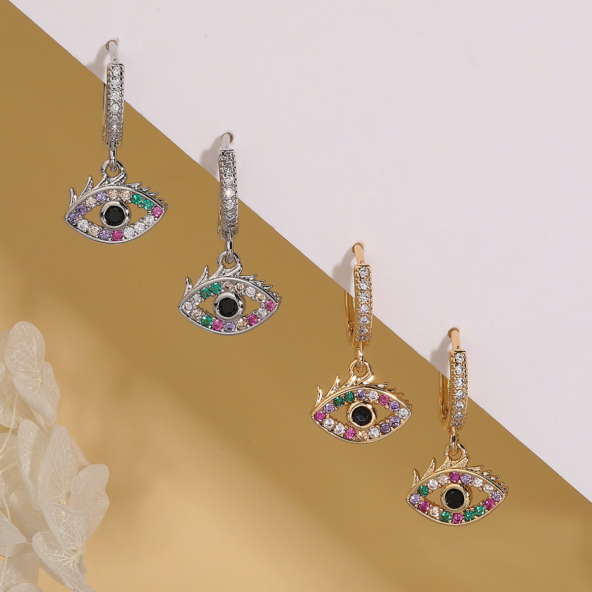 Orecchini a perno geometrici minimalisti color oro e rame con zirconi colorati a forma di occhio di Hamsa per donna