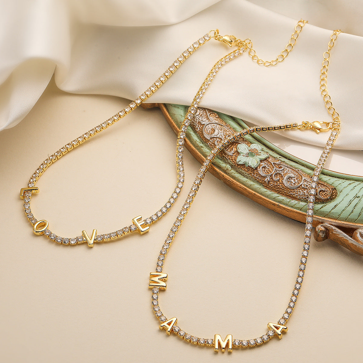 Collana con ciondolo geometrico minimalista "LOVE" e "MOM" in rame placcato oro 18K con zirconi
