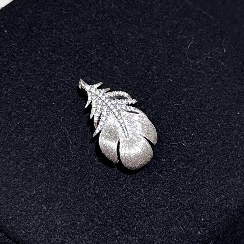 Broche de moda con forma de pluma en cobre chapado en oro con incrustaciones de circonita para mujer, elegante accesorio para la oficina
