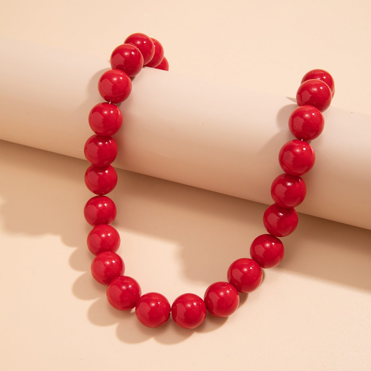 Collana in acrilico con perline geometriche in stile Instagram minimalista da donna, catena a strato singolo per la clavicola con lavorazione artigianale