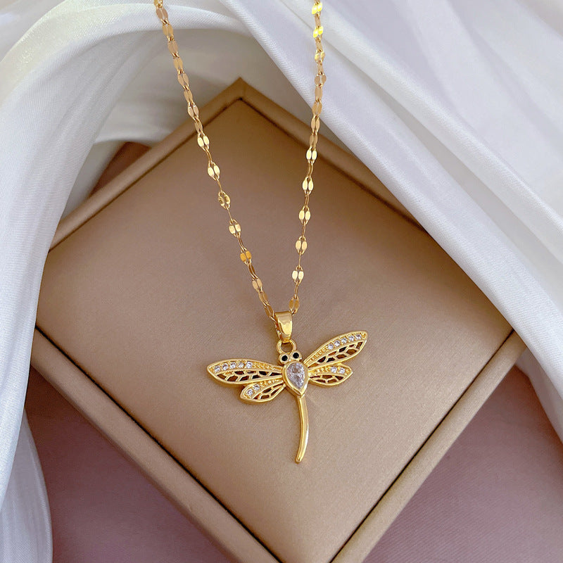 Collana da donna con ciondolo a farfalla traforato in acciaio al titanio di lusso con accenti dorati micro-pavé, delicata catena per clavicola