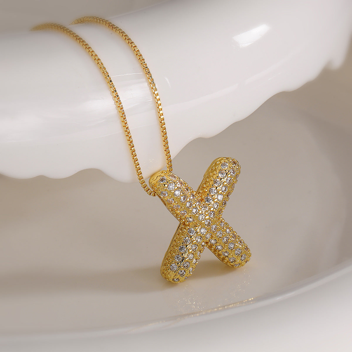 Collana con ciondolo a lettera geometrica minimalista da donna con intarsio in zircone in rame