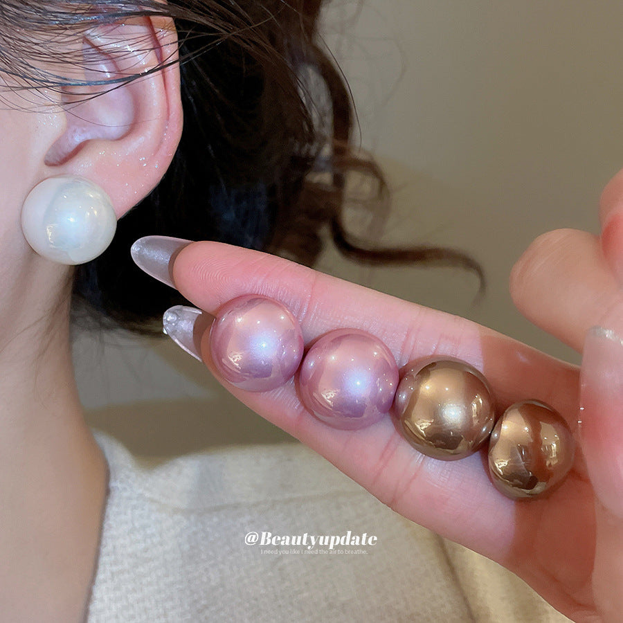 Elegantes aretes de perlas redondas estilo retro francés con postes de acero chapados en oro para mujer