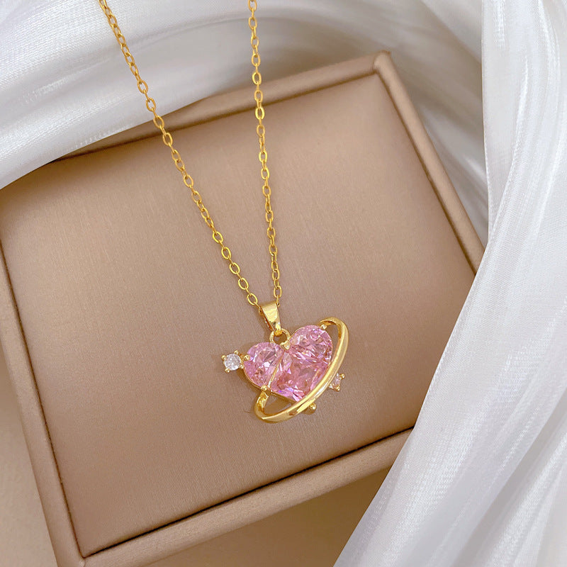 Delicata collana da donna in acciaio al titanio a forma di cuore intagliato rosa con intarsio di strass, catena clavicola elegante minimalista