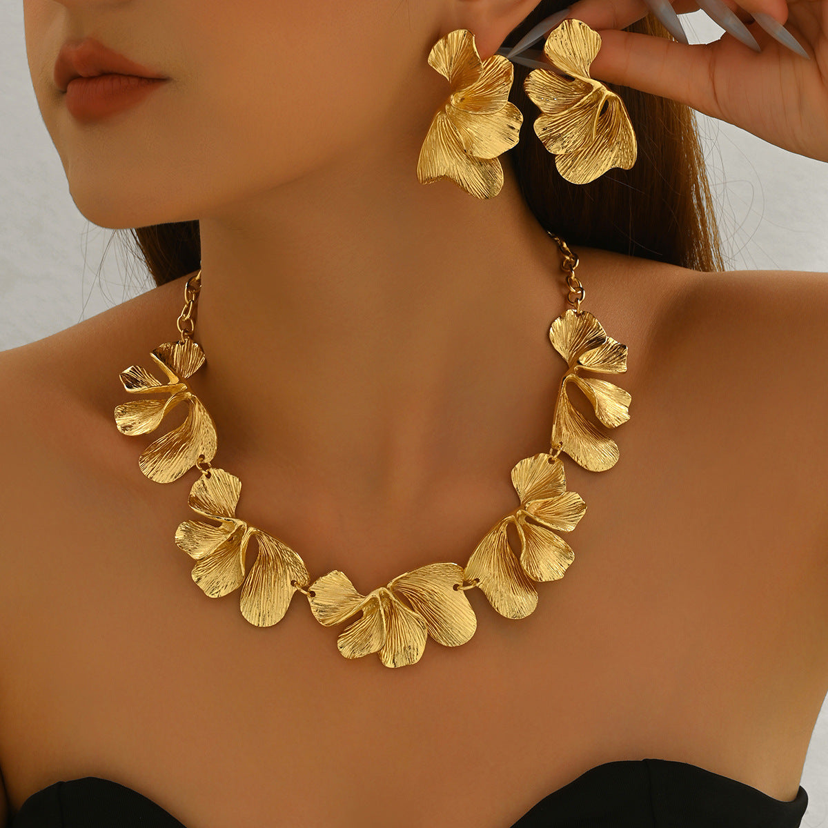 Set collana e orecchini floreali minimalisti in lega con texture a petalo e finitura placcata per donna