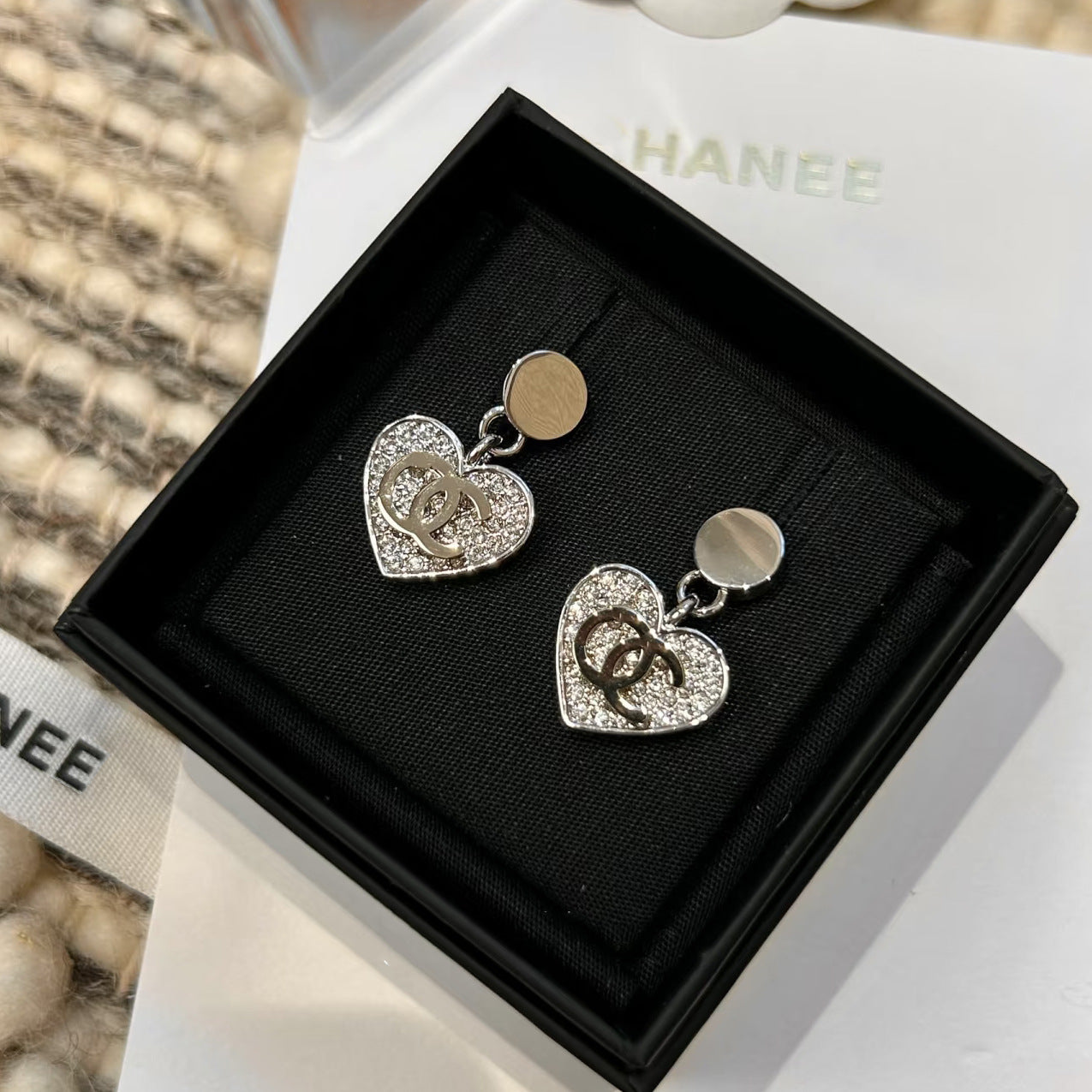 Orecchini da donna placcati oro in ottone con zirconi cubici a forma di cuore, perni in argento sterling 925