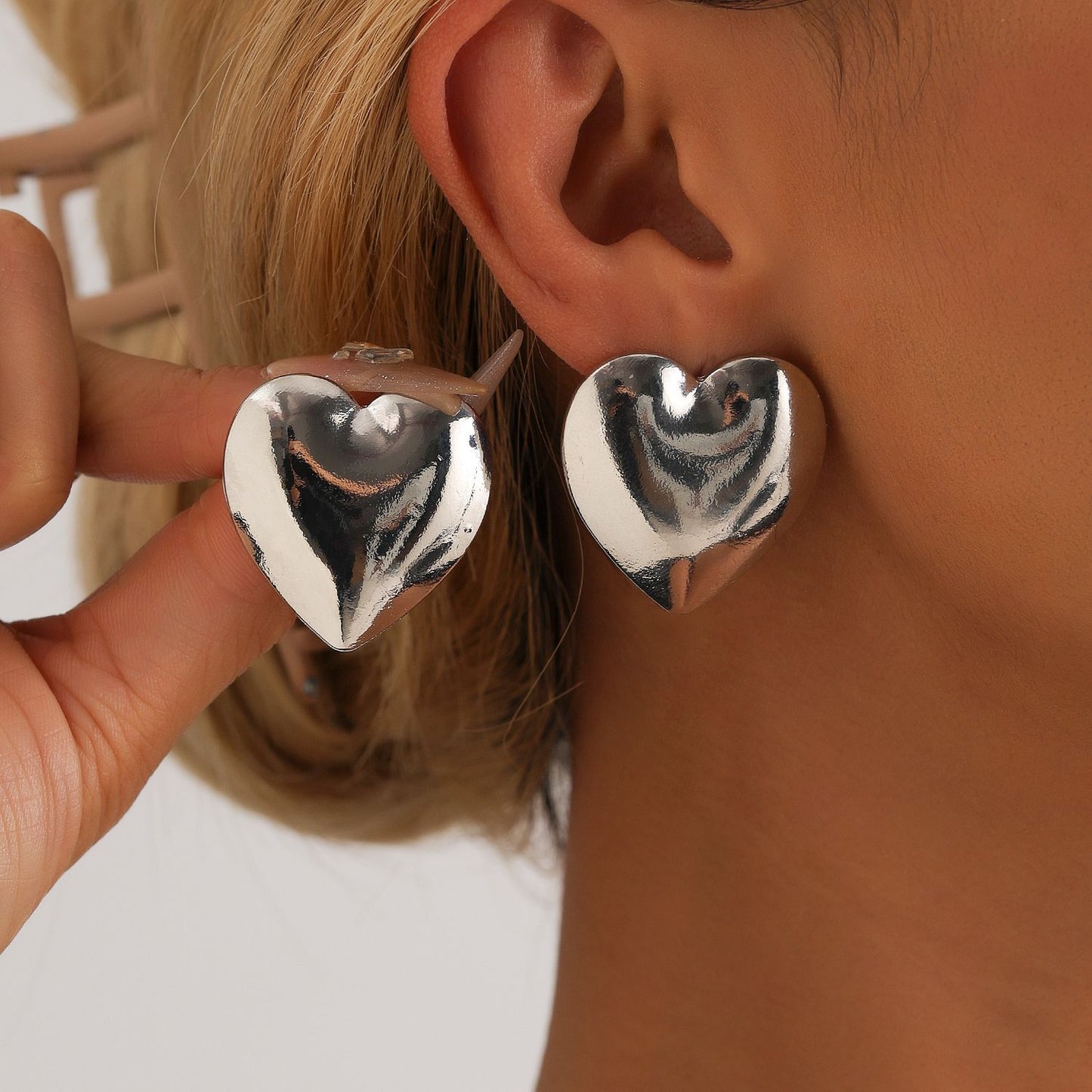Pendientes de aleación con forma de corazón geométrico de estilo vintage para mujer con acabado chapado