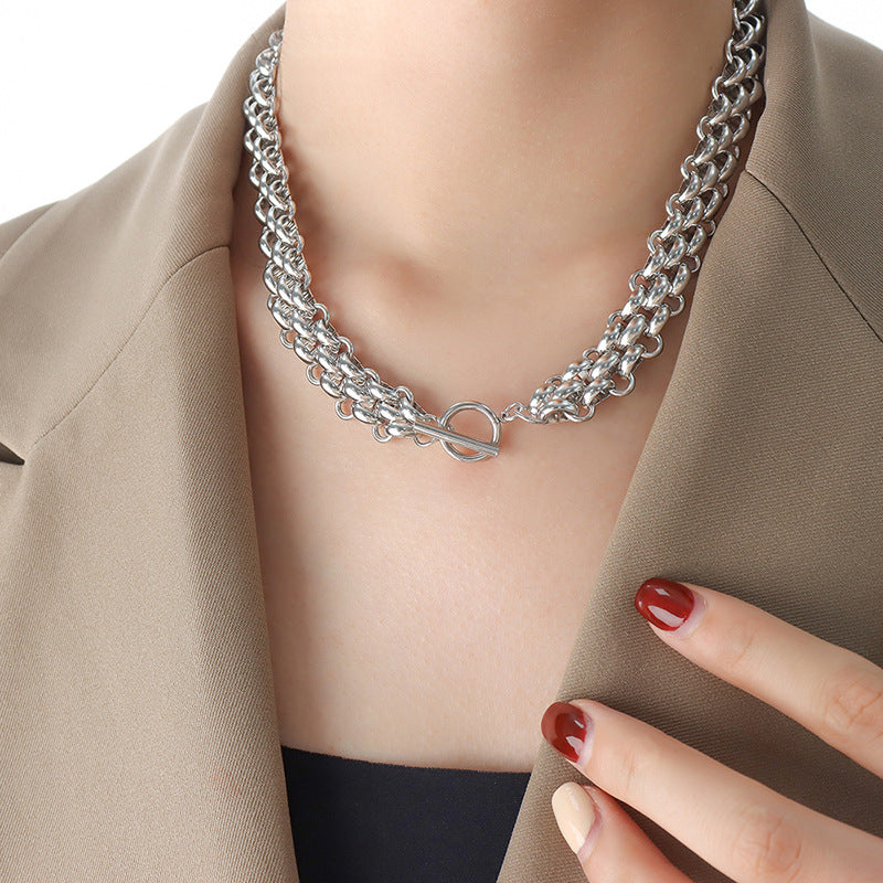 Set collana con ciondolo in acciaio al titanio minimalista audace e cool con catena a maglie spesse e bracciale placcato oro abbinato per donna