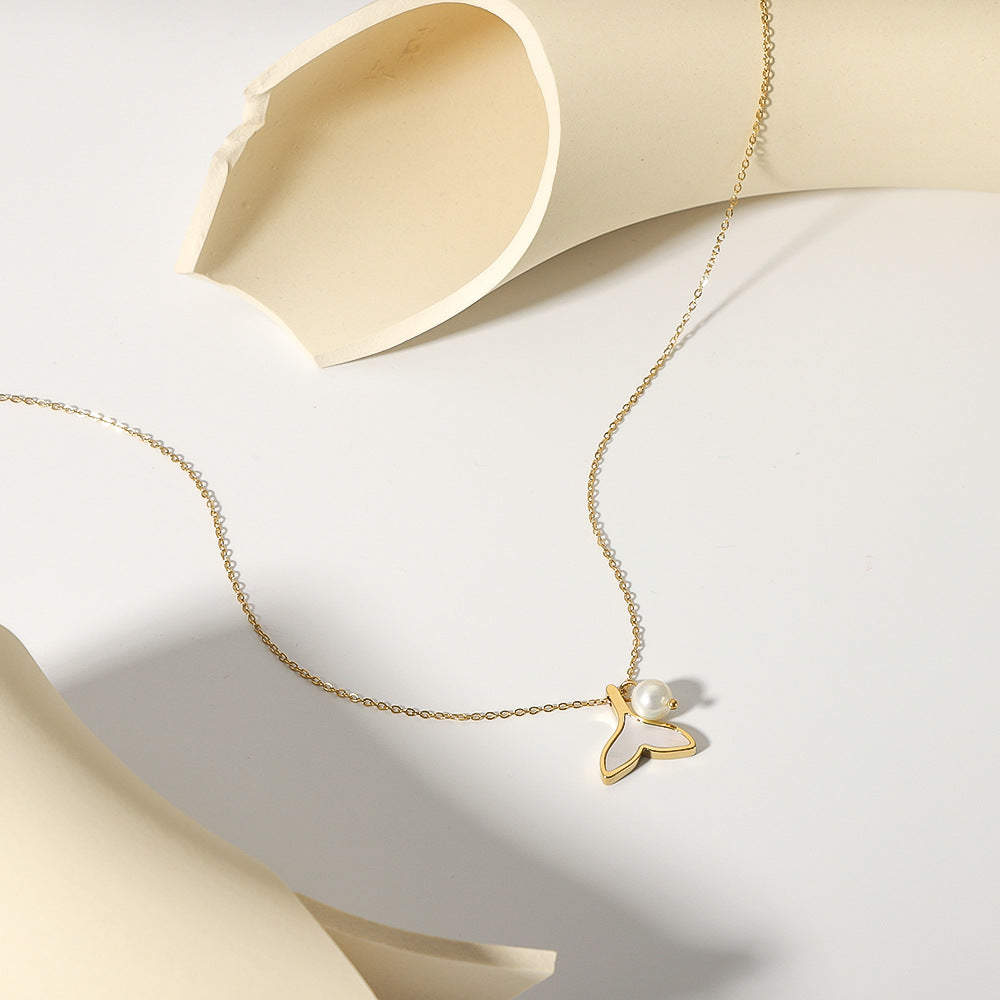 Collana con ciondolo a coda di sirena minimalista da donna in acciaio inossidabile placcato con madreperla naturale e accenti di perle