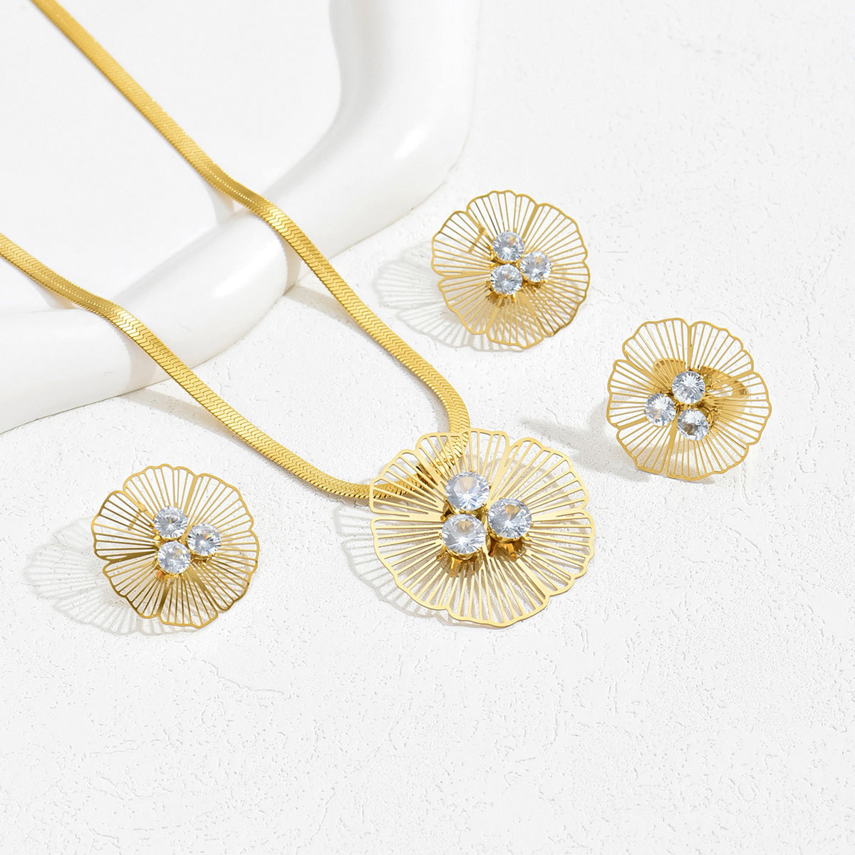 Set di collana e orecchini in rame floreale minimalista con zirconi intarsiati da donna