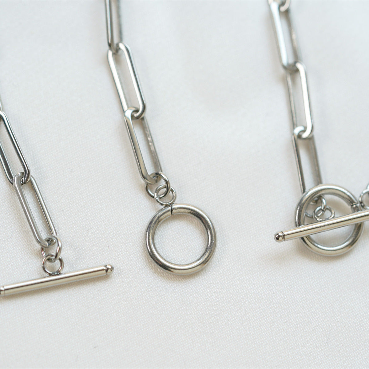 Elegante collana geometrica da donna in acciaio inossidabile lucido con chiusura ad anello a molla e gancio a T