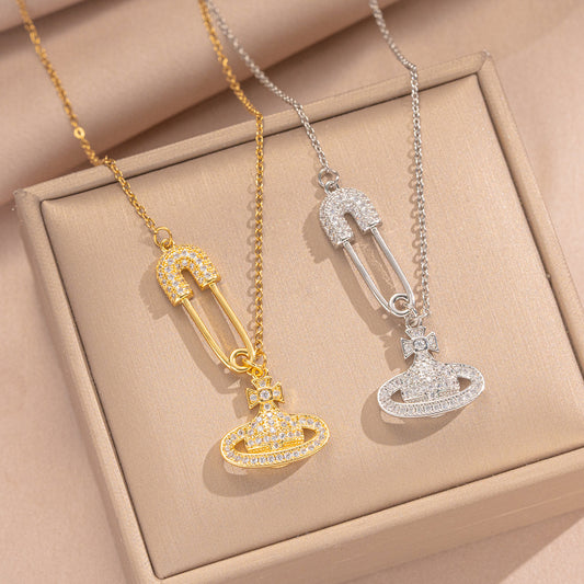 Collana da donna di lusso a forma di Saturno con strass micro-incastonati in acciaio al titanio, finitura placcata oro e catena a O