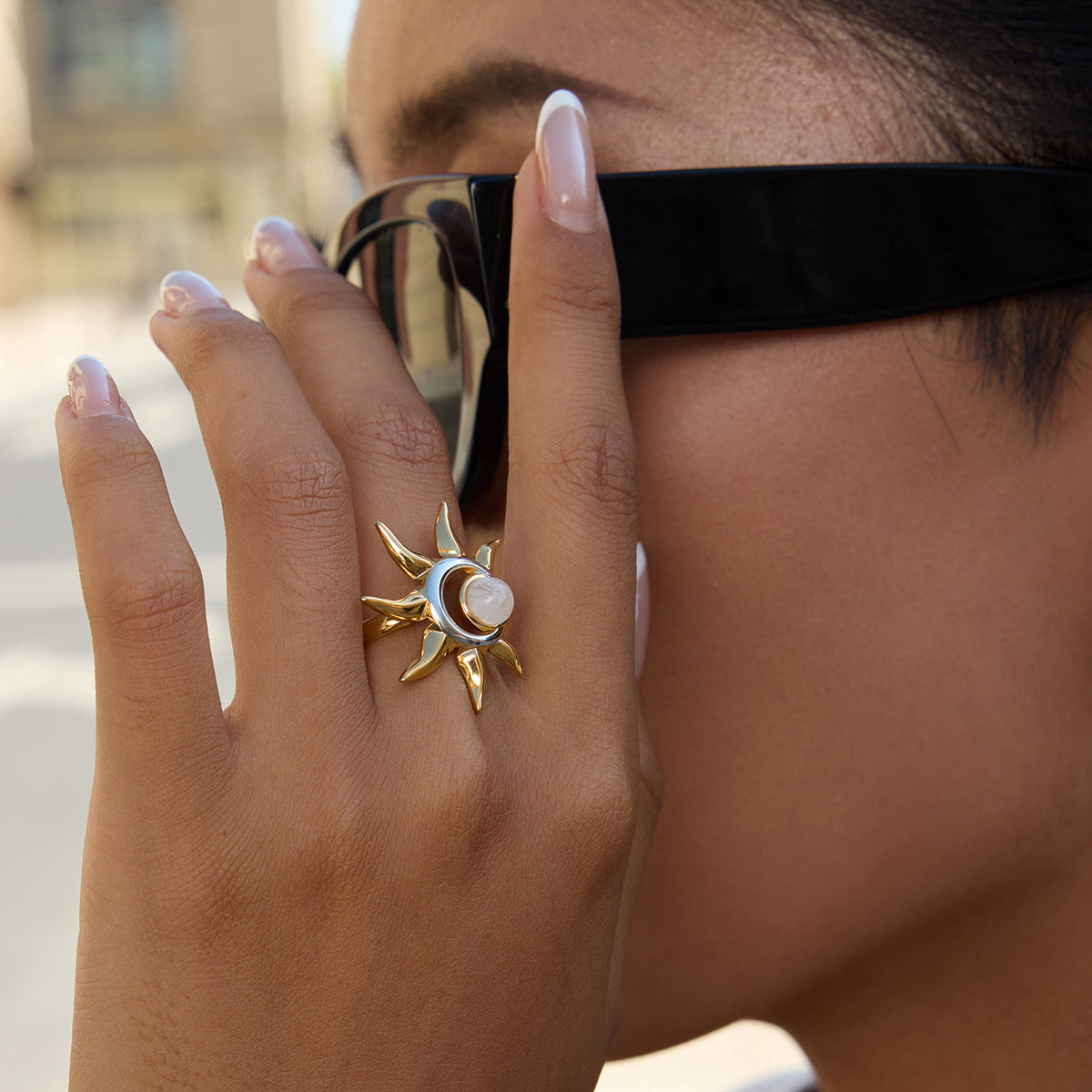 Anello in Acciaio al Titanio Geometrico a Forma di Sole con Finitura Placcata per Donne con Accento Pietra di Luna Accessorio di Moda