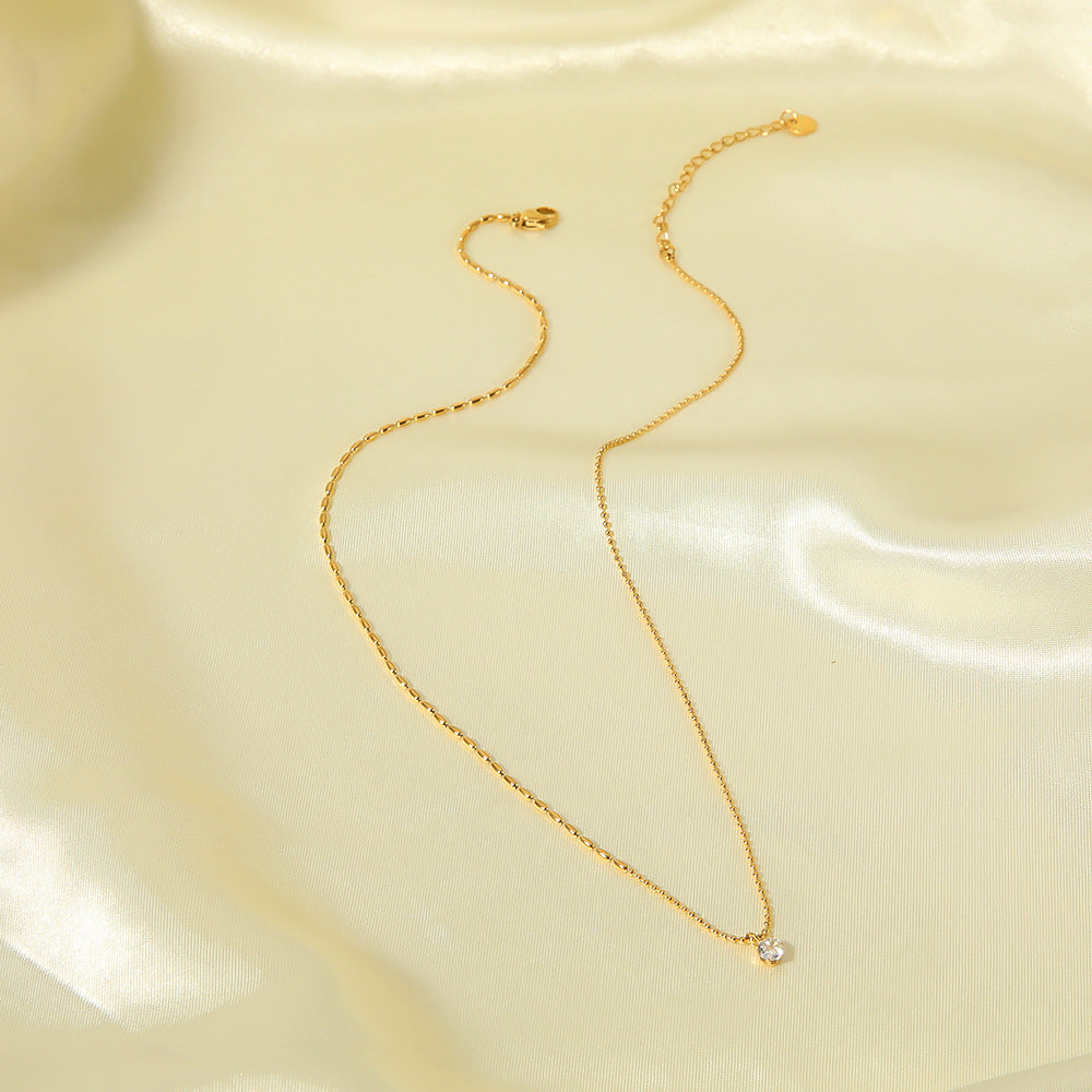 Collana con Pendente Geometrico Minimalista da Donna in Acciaio Inossidabile con Placcatura in Oro 18K e Accenti di Zirconi a Sei Griffe