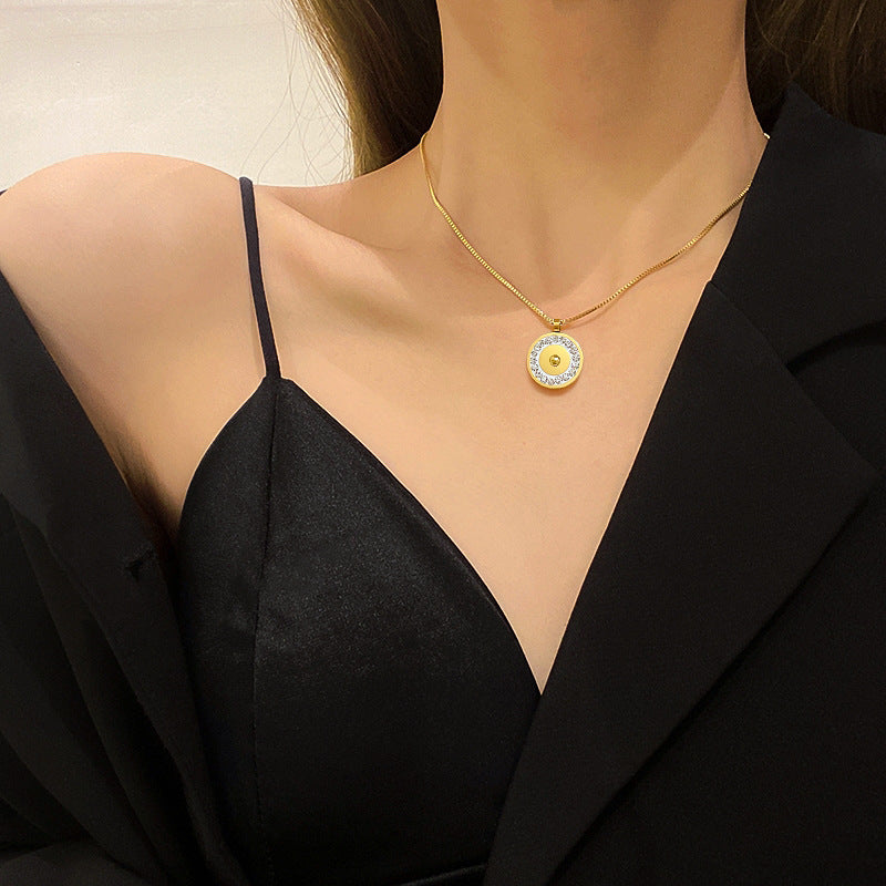 Collana Minimalista Geometrica in Acciaio al Titanio con Intarsio Completo di Strass per Donna e Uomo, Catena Placcata Oro per la Clavicola