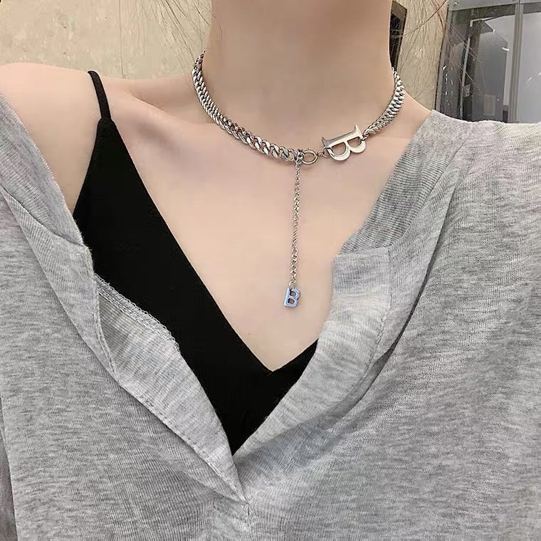 Collana con pendente a lettera B minimalista in acciaio al titanio placcato per uomo e donna