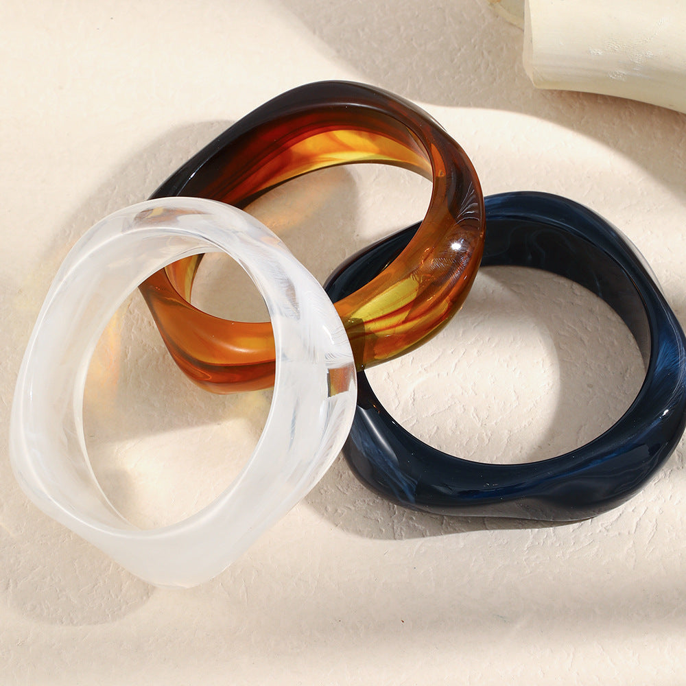 Bracciale a fascia larga in acrilico con forme geometriche e pentagono ritorto per donna con finitura ecologica