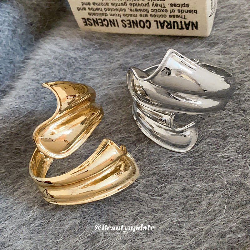 Bracciale rigido aperto arricciato irregolare in lega con finitura placcata da donna, polsino minimalista chic vintage