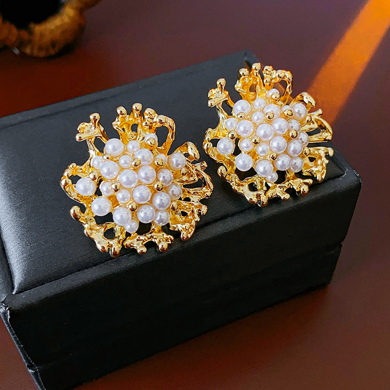 Pendientes de aleación floral vintage con postes de acero bañados en plata y detalles de perlas para mujer
