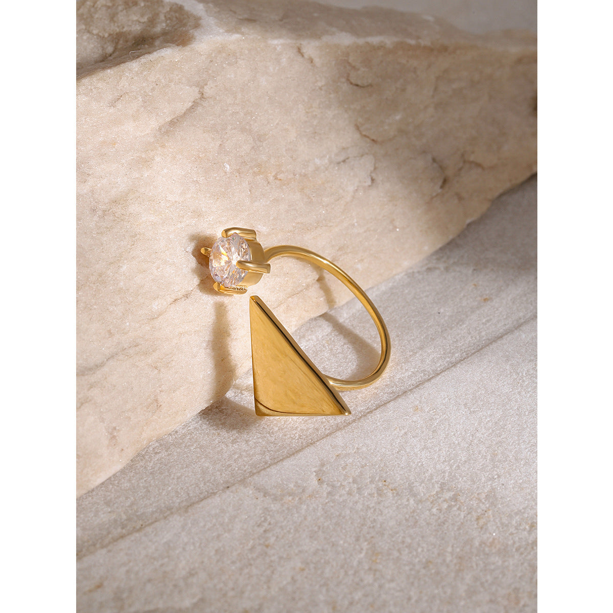Anello Aperto a Triangolo Geometrico Minimalista in Acciaio Inossidabile Placcato Oro 18K con Zircone Rotondo