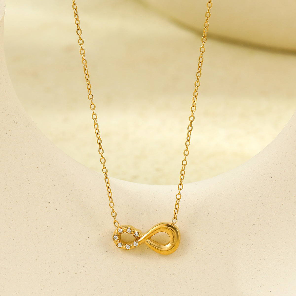 Collana da donna minimalista a otto geometrico in acciaio al titanio con intarsio in zircone